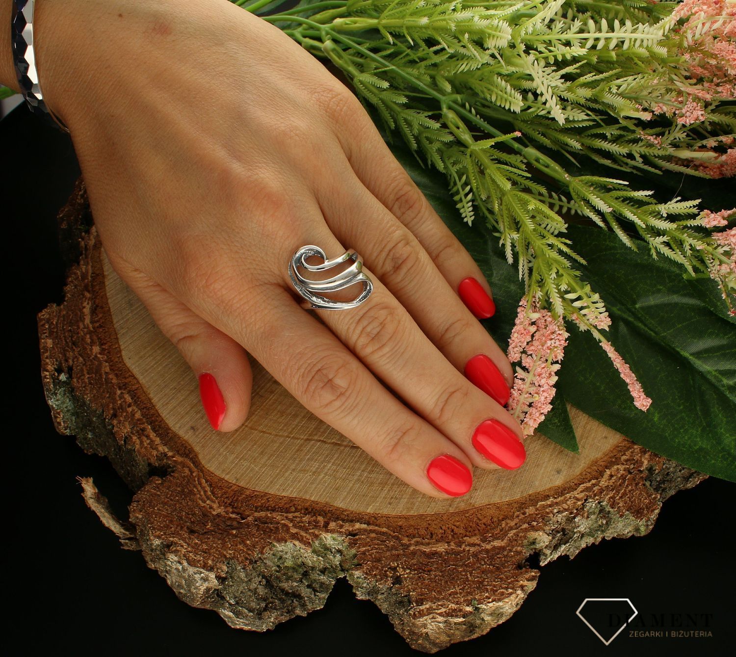 Srebrny pierścionek 925 oksydowany DIA-PRS-400528 AT-925. Pierścionek srebrny spodoba się niezależnej odważnej kobiecie. Biżuteria zachwyca ciekawą formą oraz nowoczesnym designem. Biżuterię wykonano z najwyższej jakości sre.jpg